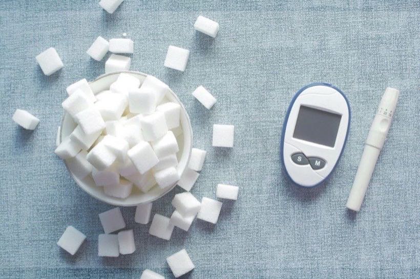 中藥材與血糖檢測,象徵糖尿病的中醫整合調理衛教